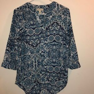 Women's Dana Buchman Blue and white patterned quarter sleeve v-neck blouse / top